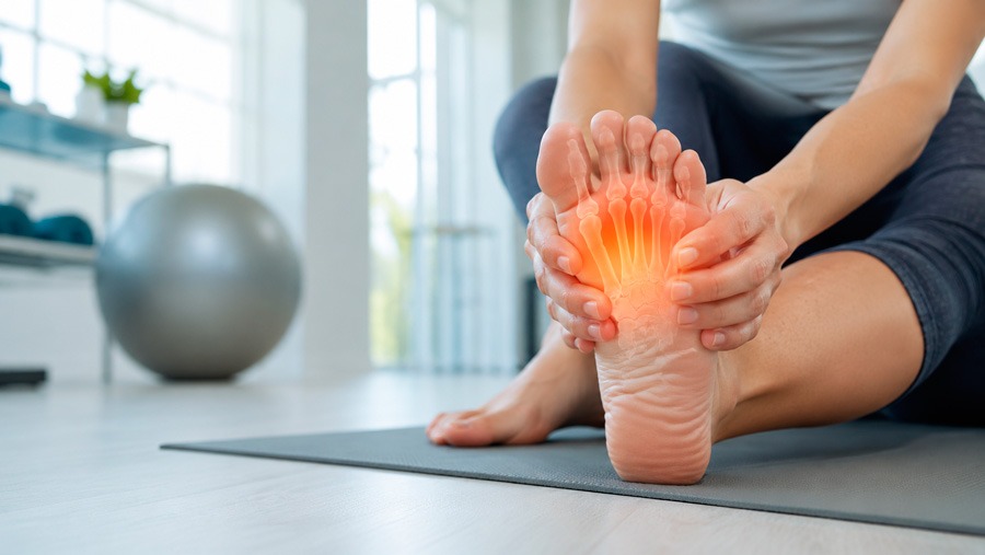 Paciente con dolor en el antepié compatible con metatarsalgia o sobrecarga de los metatarsianos. Tratamiento de la metatarsalgia por especialistas traumatólogos y podólogos